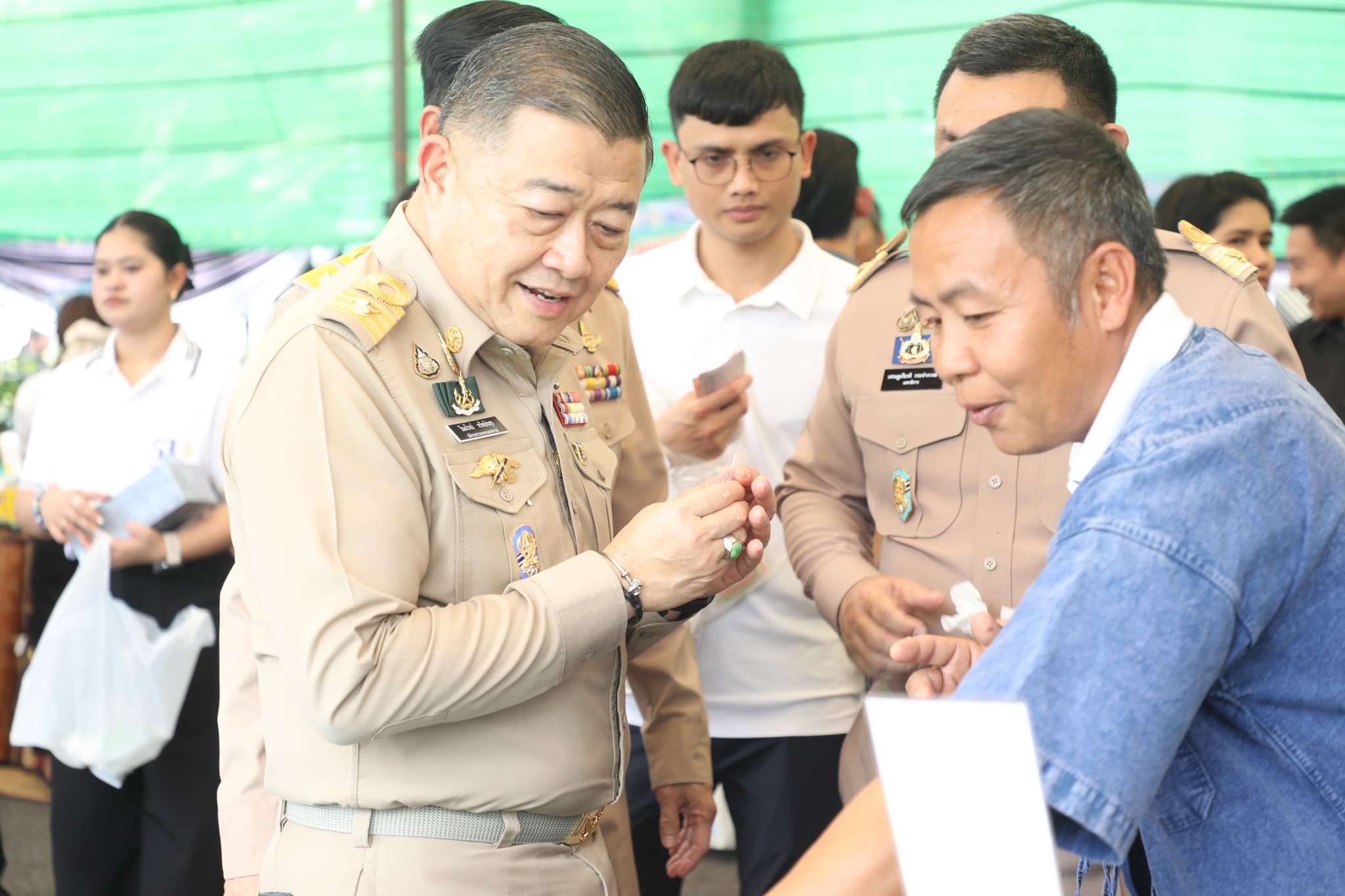 title - ปลัดกระทรวงเกษตรฯ และผู้บริหาร ส.ป.ก. เยี่ยมชมร้านค้า ในงานวันคล้ายวันสถาปนา ส.ป.ก. ครบรอบ 51 ปี